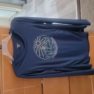 Eddie Bauer long sleeve t w a cute nature scene.